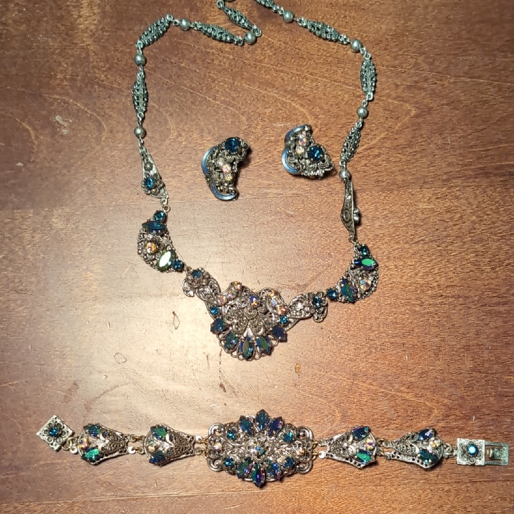 Source Unknown Silver and Blue Necklace Set